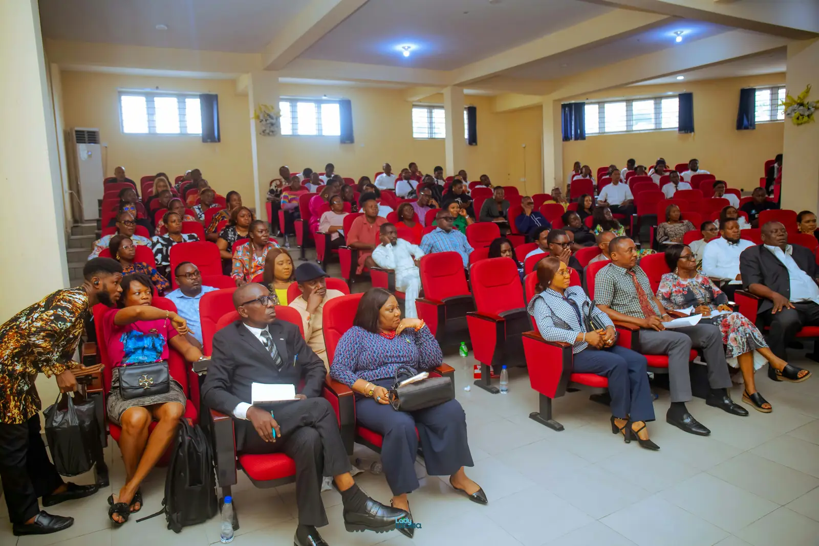 Participants assis dans une salle de formation
