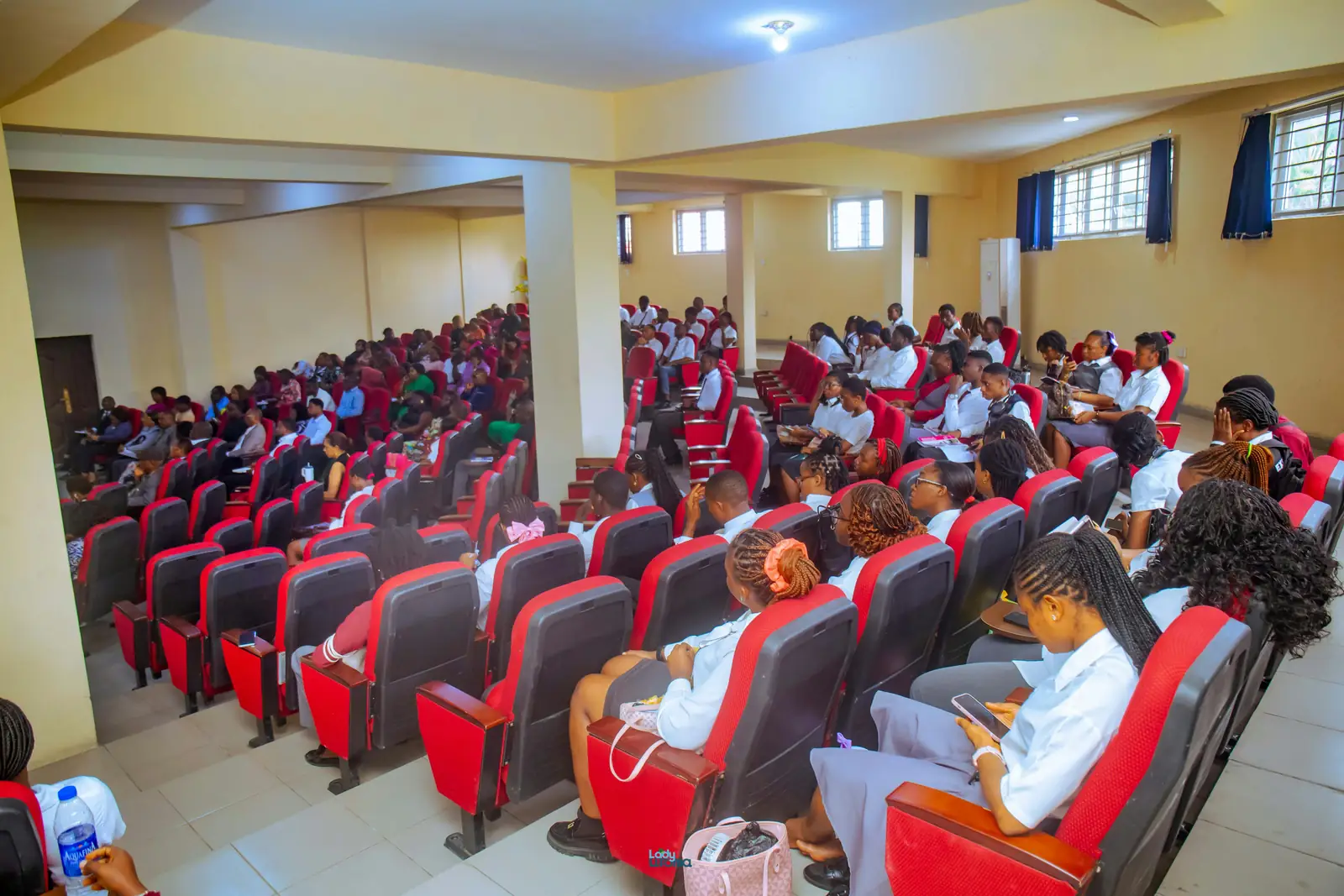 Une salle de conférence remplie de participants